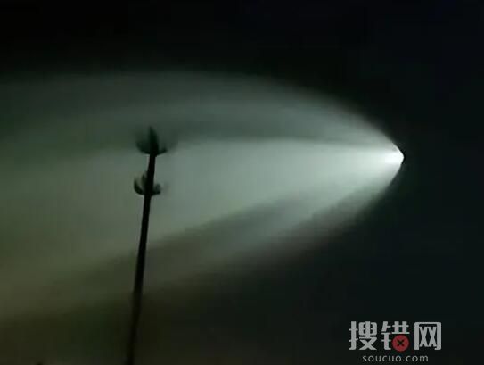 新疆多地拍到巨大发光不明飞行物 该不明飞行物发出巨大的白光