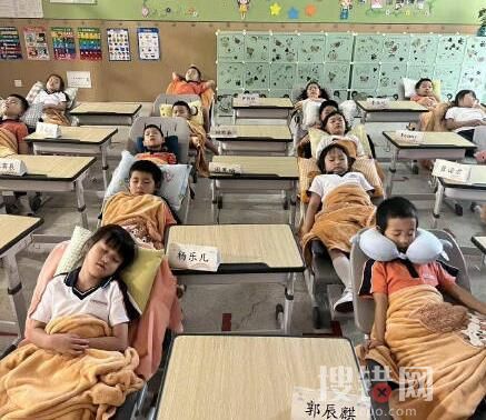 南京一小学让孩子躺着午睡 网友:别人家的学校