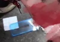 男子被高抛手机盒砸中满头血 为什么被砸什么情况？