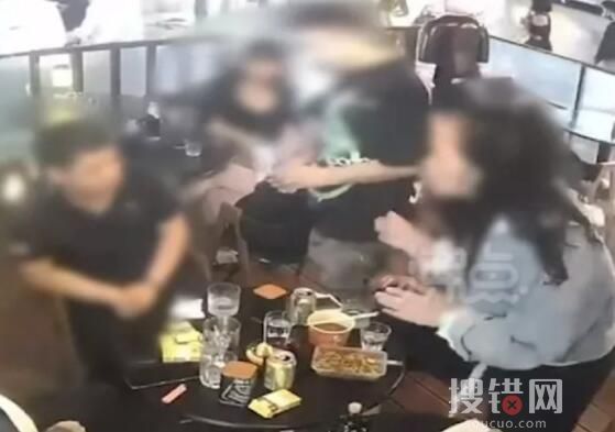 男子酒吧骚扰邻桌女生 警方回应 说了什么？