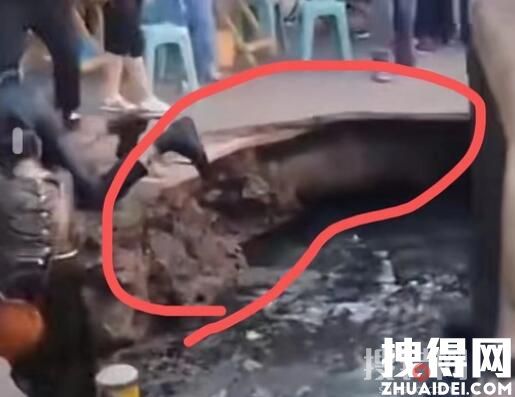 重庆一路面坍塌 多人掉进化粪池 画面曝光简直太吓人了