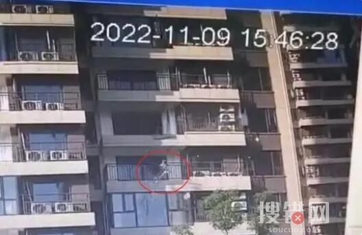 长沙一小区封窗工人从8楼坠亡 到底是怎么死的？