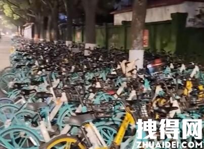 南京一地铁口被大量共享单车堵死 具体是什么情况?