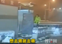 被问防疫要求 交警挥手:想去哪去哪 天山南北都是你们的