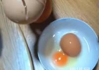 女子家中大巨蛋磕开竟是蛋中蛋 这样的蛋实在是太罕见了