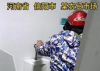 摊贩在小便池接水泡发豆芽 画面曝光简直太恶心了