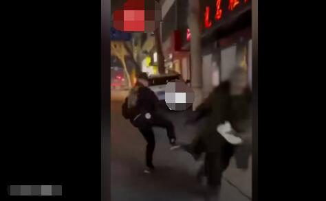 邢台男子背后飞踹拾荒老人 警方回应 到底是什么情况?