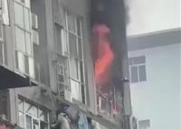 长沙一大楼起火 多人爬窗逃生 真相揭露真的令人大吃一惊