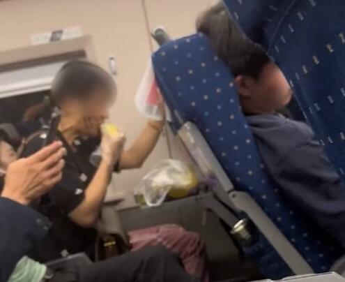 乘客吐槽女子在高铁上吃榴莲 照片曝光直接让人大呼意外