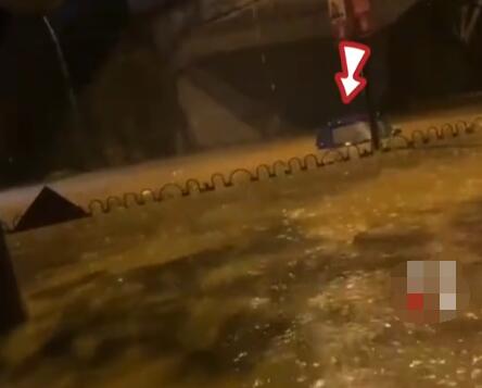 福建暴雨:男子开车被淹踹车门逃生 到底是什么情况?