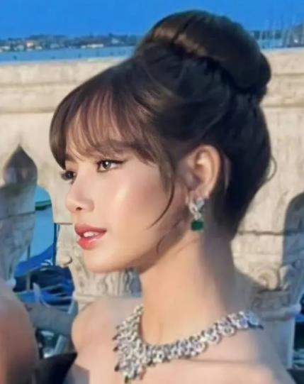 Lisa刘亦菲赞达亚同框 画面十分美好动人