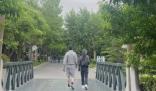 雷佳音夫妇公园散步被偶遇 两人十分低调全程默默无交流