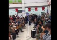 内蒙古火车站乐手齐奏万马奔腾 场面壮观让人惊叹