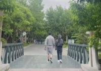 雷佳音夫妇公园散步被偶遇 两人十分低调全程默默无交流
