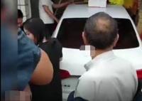 成都一轿车冲进店铺撞坏16个骨灰盒 原因竟是这样太无奈了