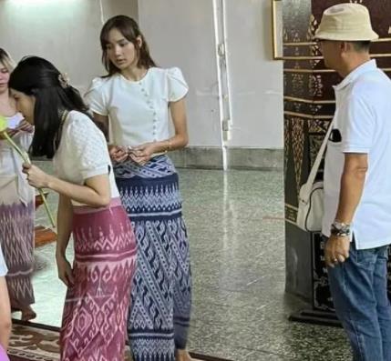 泰国寺庙偶遇Lisa 穿着泰国传统服装前去拜祭