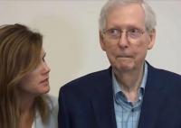 81岁美共和党领袖发言时突然僵住 背后原因简直惊呆了众人