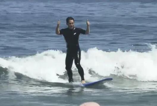 日本政客出新招:到福岛冲浪 是作秀以展示“排海安全性”