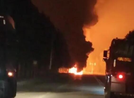 河北一油罐车爆炸 现场火光冲天 照片曝光实在是太吓人了