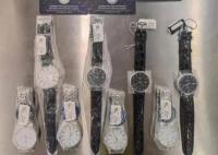 深圳一男旅客脚踩8块手表入境被查 用塑料膜包裹的手表