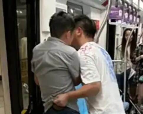 两男子疑因争座椅在地铁车厢内互殴 具体是什么情况?