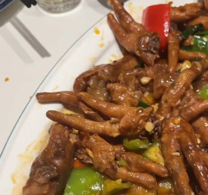 男子怀疑饭店的鸡爪是别人吃过的 究竟是怎么回事？