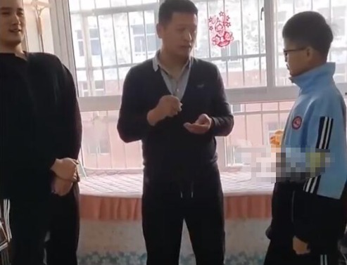 父亲通过抓阄给两儿子分房 父母做得很对公平公正