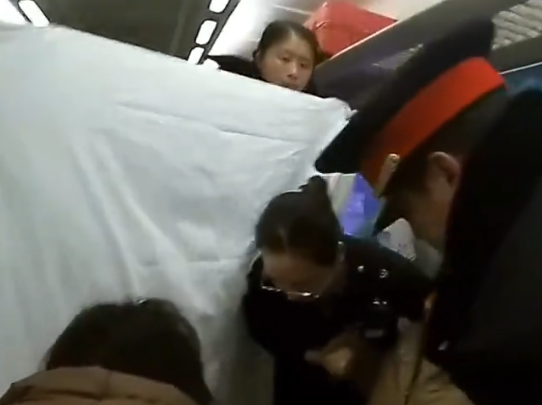 孕妇火车上分娩 众人举窗帘帮接生 这也太惊险了