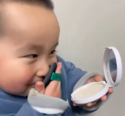 弟弟偷用姐姐化妆品 小表情绝了 小表情十分丰富