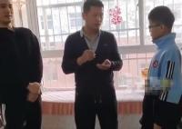 父亲通过抓阄给两儿子分房 父母做得很对公平公正