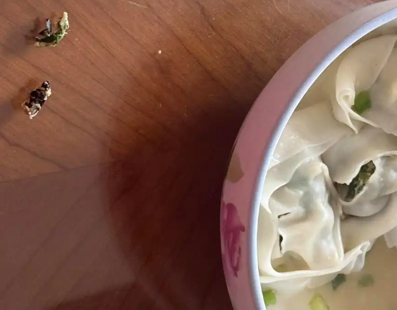 盒马馄饨疑吃出蟑螂 当地市监局回应 实在太恶心了