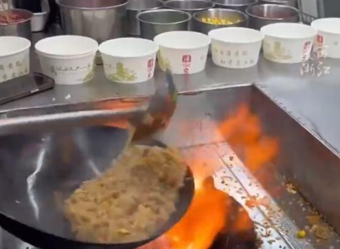 小伙卖炒饭净赚50万:真收入不怕打假 连谈恋爱的时间都没有