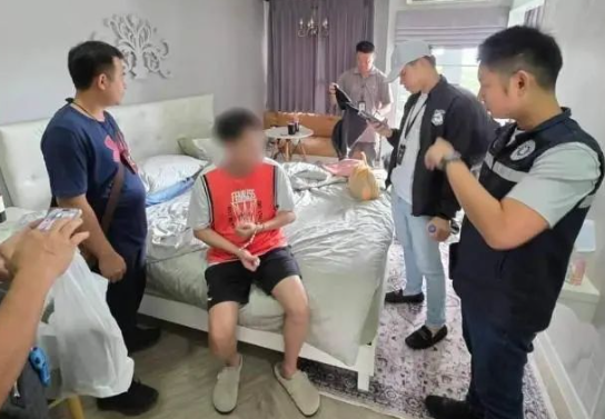 28岁中国网红在泰国被持刀抢劫 抢走其包内携带的现金后逃窜