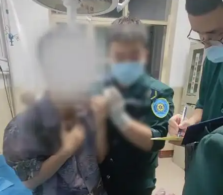 急救人员回应男子脖子被扎烧烤签 为什么引热议？