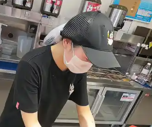 骑手安慰因订单多崩溃的女店员 奶茶店外卖订单爆单