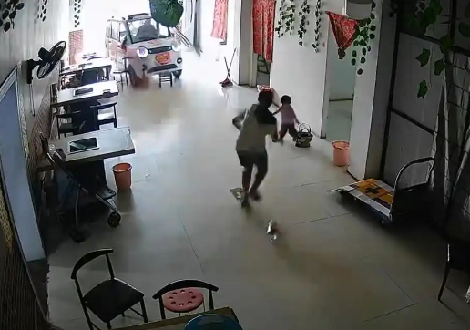 11岁姐姐飞身救妹 爷爷称不要赔偿 究竟是怎么回事？