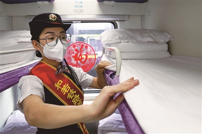 世界首条环沙漠铁路是如何“炼”成的？